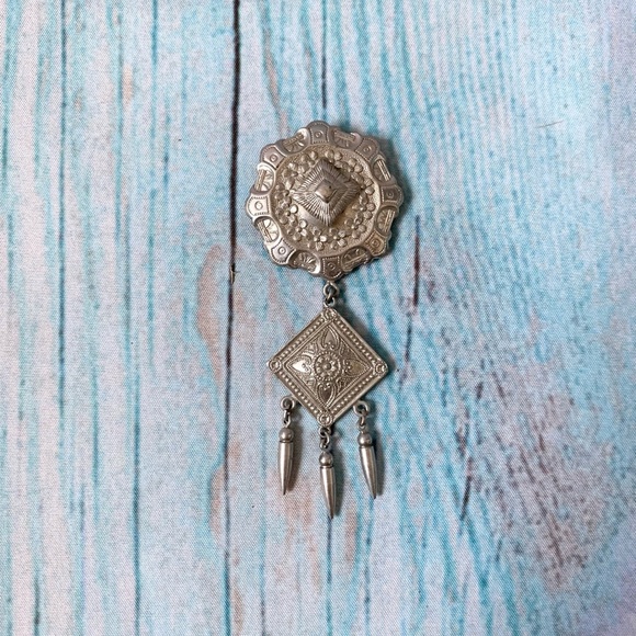 Vintage Silver Brooch with Intricate Design - Picture 1 of 5